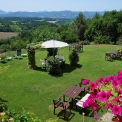 Agriturismo Monterosello tuin met uitzicht