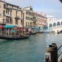 Venetië  - gondel bij de Rialto brug